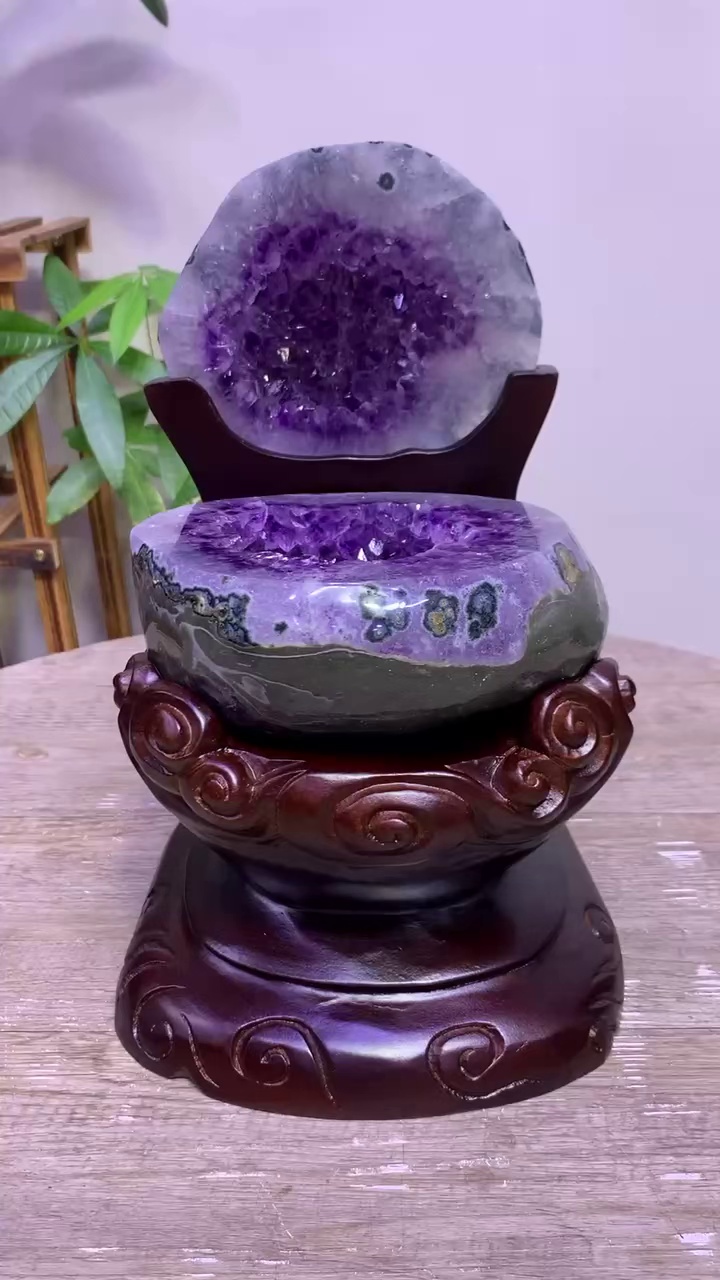 天然紫水晶摆件 精雕木质底座 家居装饰品缩略图 1