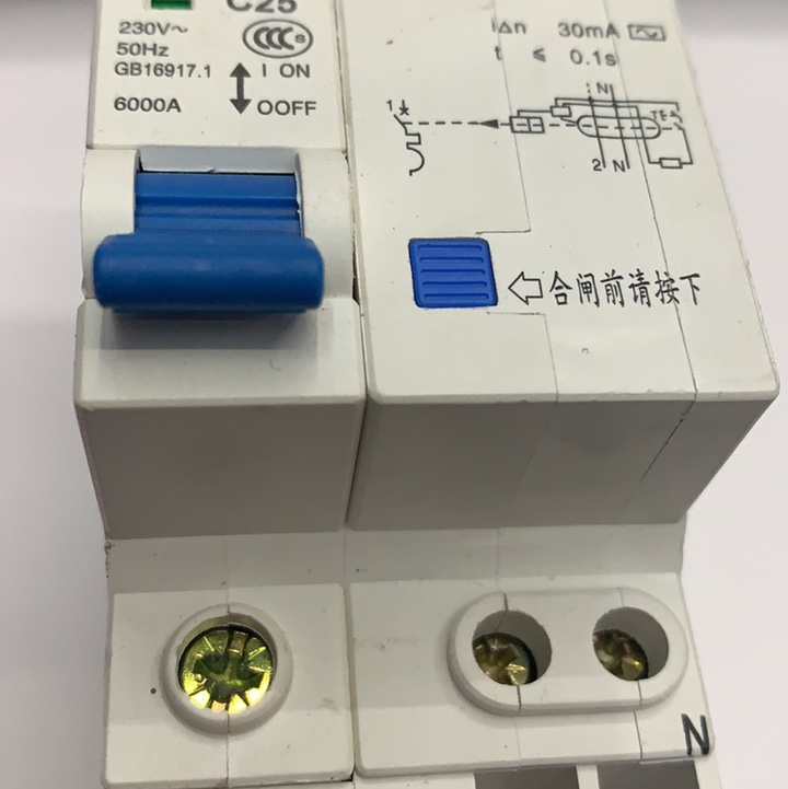 漏电保护器 触电保护器  保护器详情1