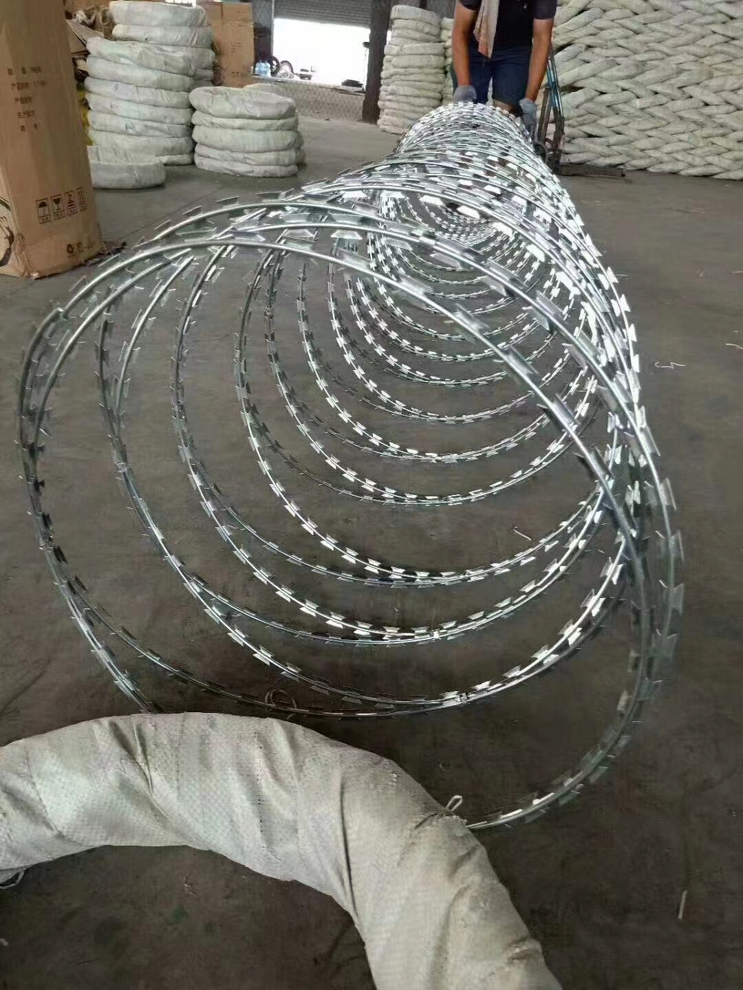 刀片刺绳监狱机场围墙防爬刺菱形刀片刺网家用围墙防盗刺丝BTO-22防盗网热镀锌刀片刺绳围墙防攀爬刺不锈钢单双螺旋式详情1