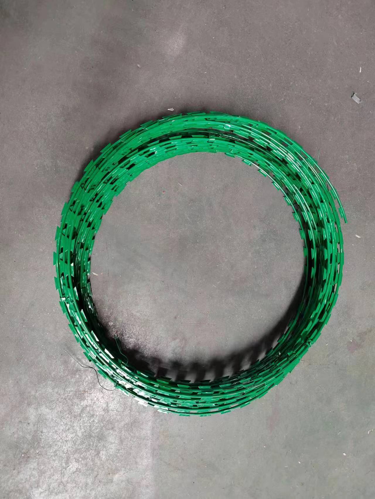 刀片刺绳监狱机场围墙防爬刺菱形刀片刺网家用围墙防盗刺丝BTO-22防盗网热镀锌刀片刺绳围墙防攀爬刺不锈钢单双螺旋式详情4