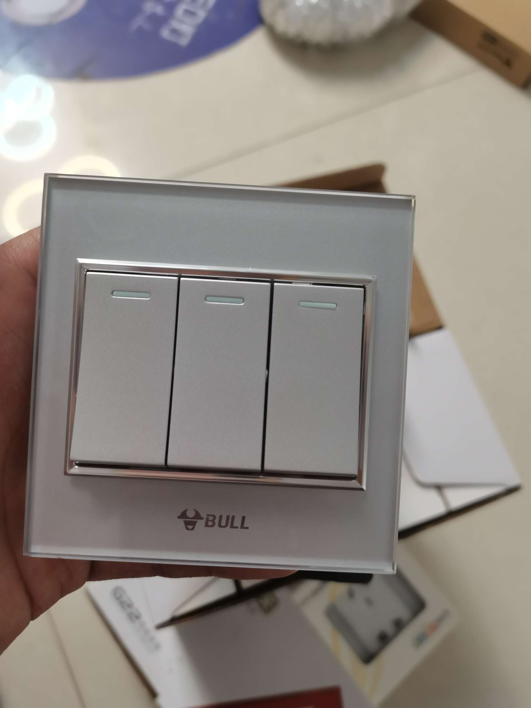 公牛G22满月银系列高晶玻璃家用装饰开关86型安装墙壁暗装多控开关面板五孔插详情6