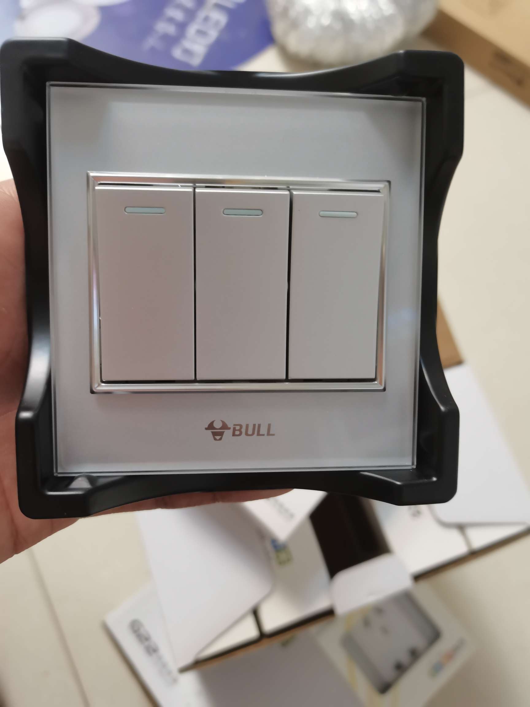 公牛G22满月银系列高晶玻璃家用装饰开关86型安装墙壁暗装多控开关面板五孔插详情2