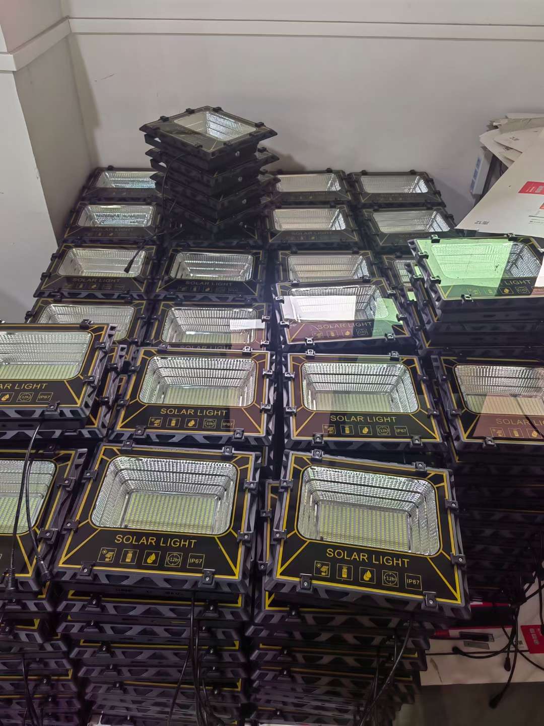 LED太阳能投光灯钢铁侠系列ABS塑料外壳40瓦60瓦100瓦200瓦300瓦500瓦1000瓦详情4