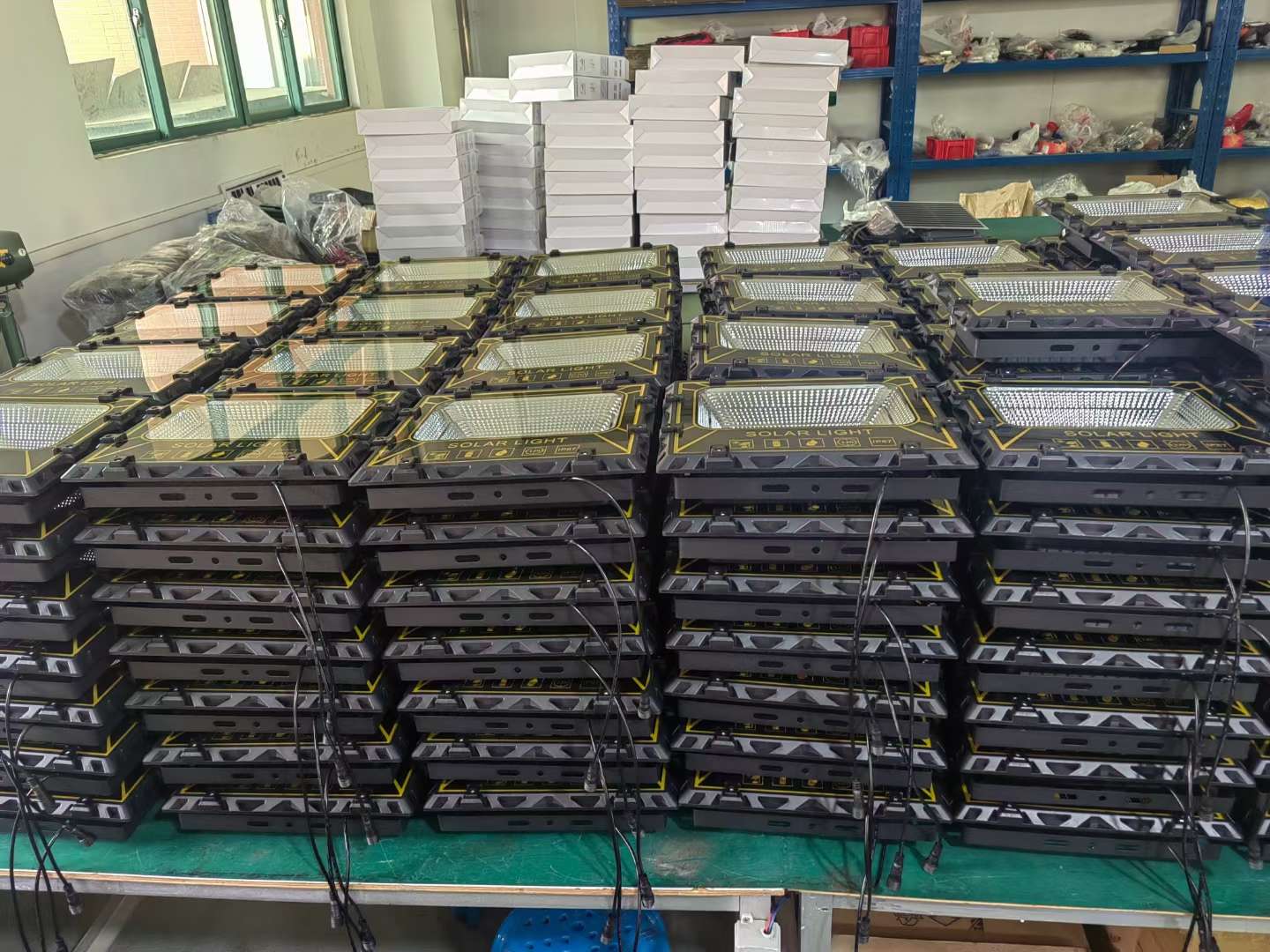 LED太阳能投光灯钢铁侠系列ABS塑料外壳40瓦60瓦100瓦200瓦300瓦500瓦1000瓦详情5