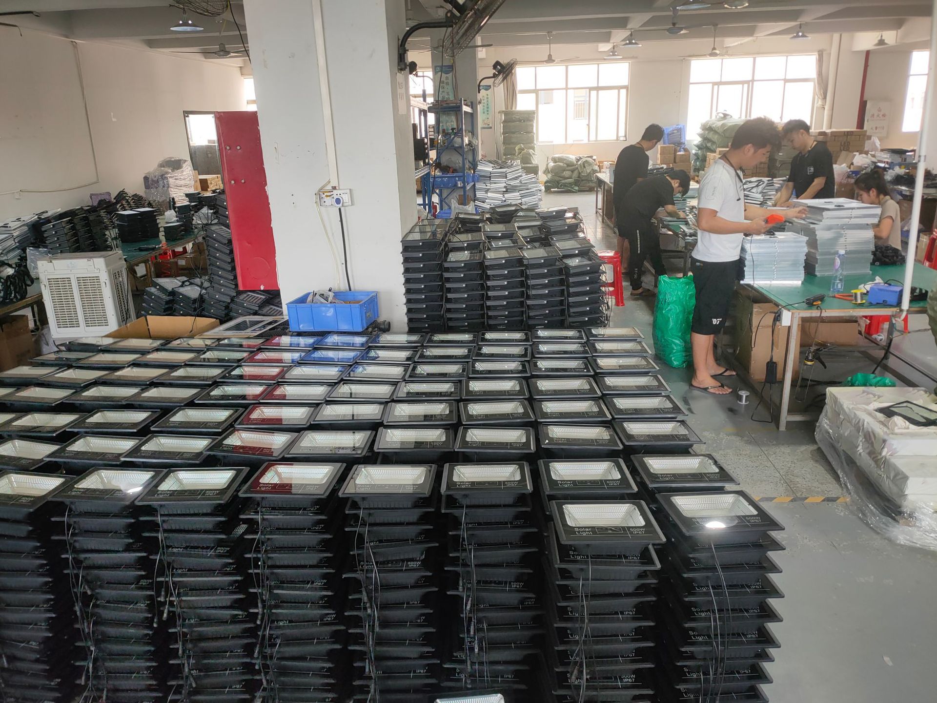 2025新款跨境大功率光控摆摊户外太阳能投光灯LED照明太阳能灯详情6