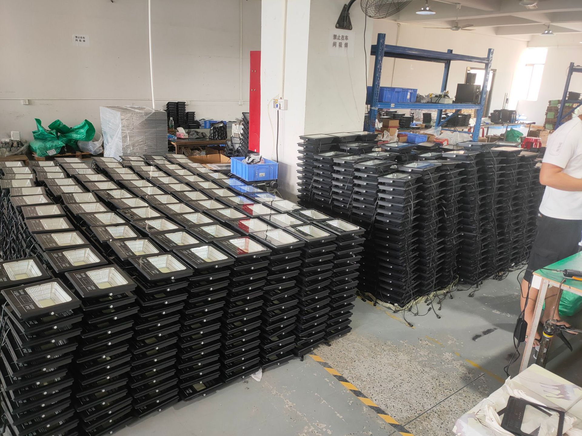 新款太阳能灯室外家用照明灯LED防水花园壁灯太阳能户外灯庭院灯详情5