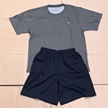 灰色短袖T恤+深蓝运动短裤 套装缩略图 1