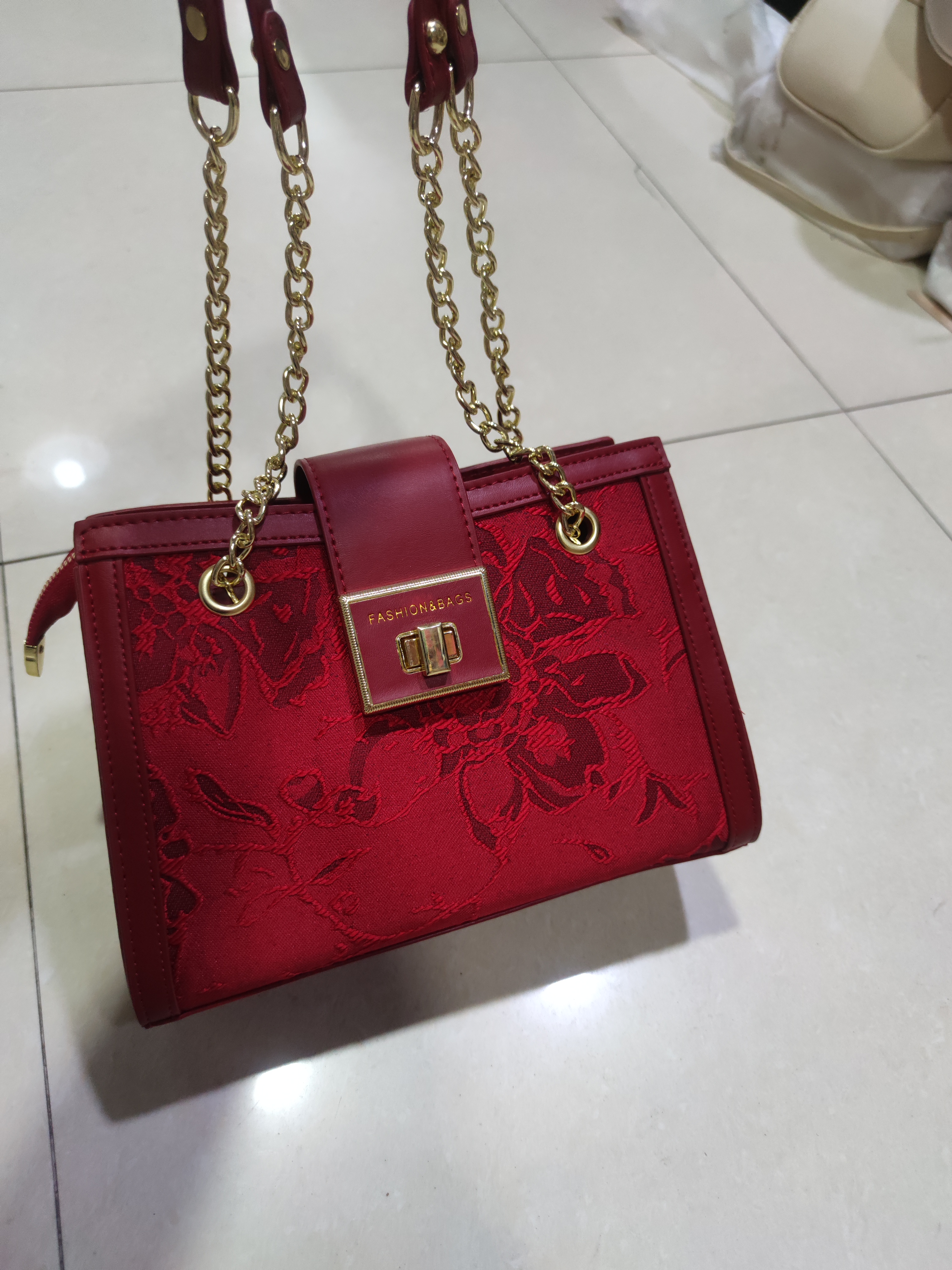 红色花卉图案 手提包 金属链条装饰 小巧便携