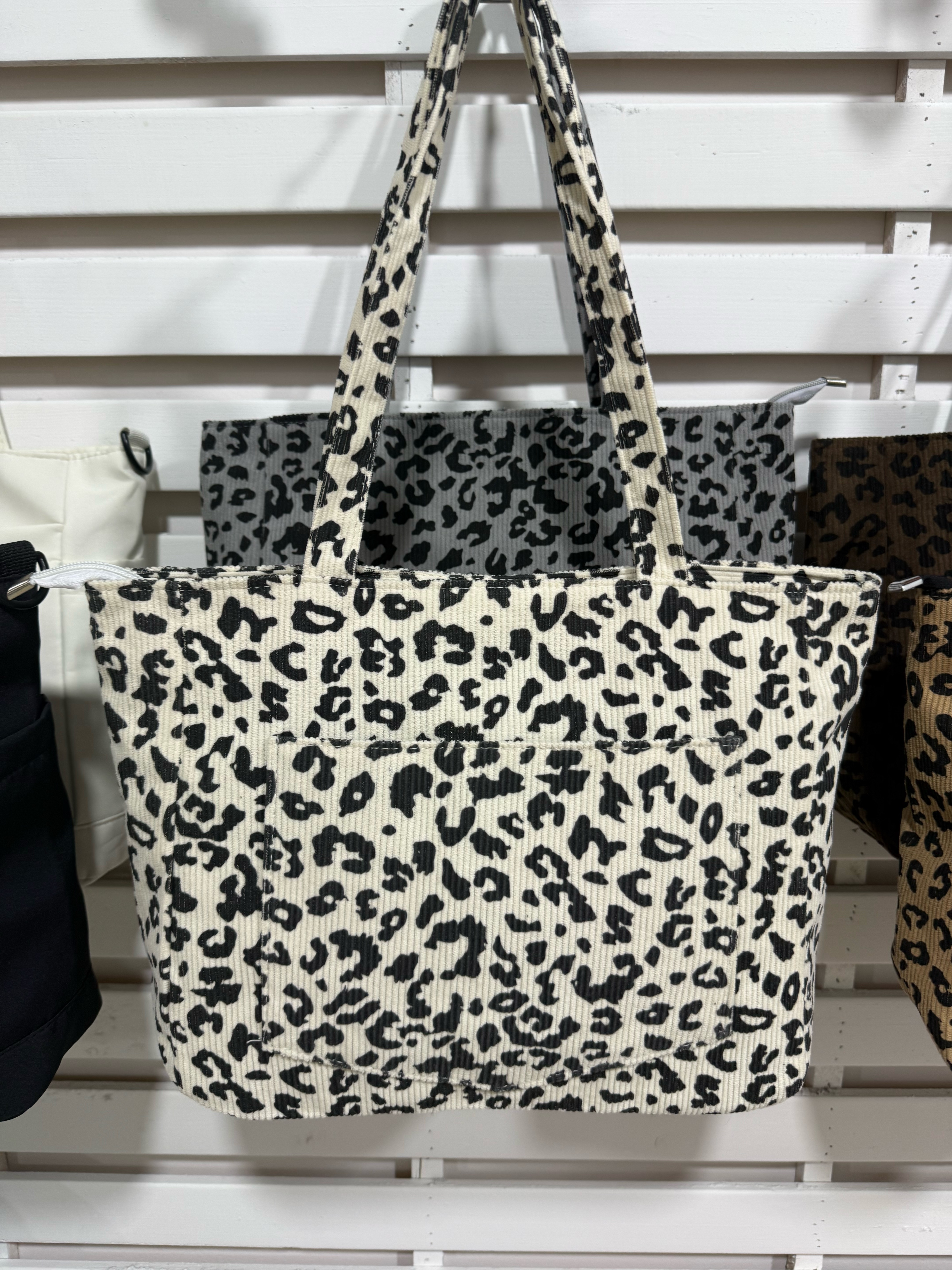 白色豹纹单肩包 复古绒面材质 日常通勤适用