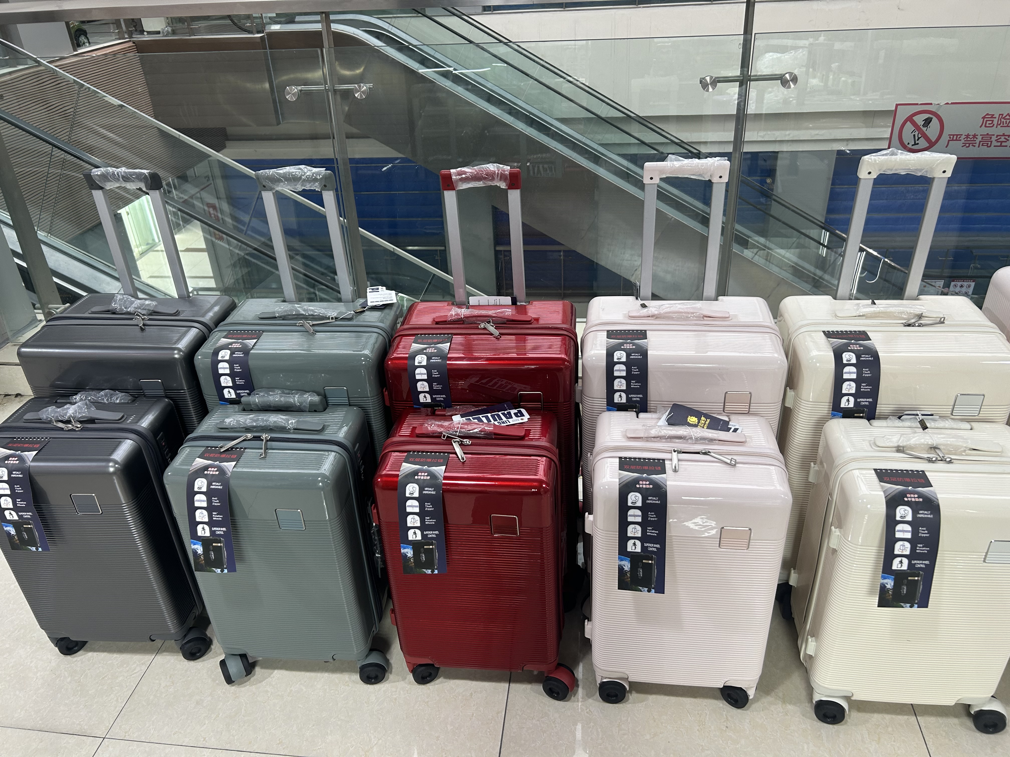 行李箱 24英寸 PC材质 五轮配色轮胎轮，37开高亮