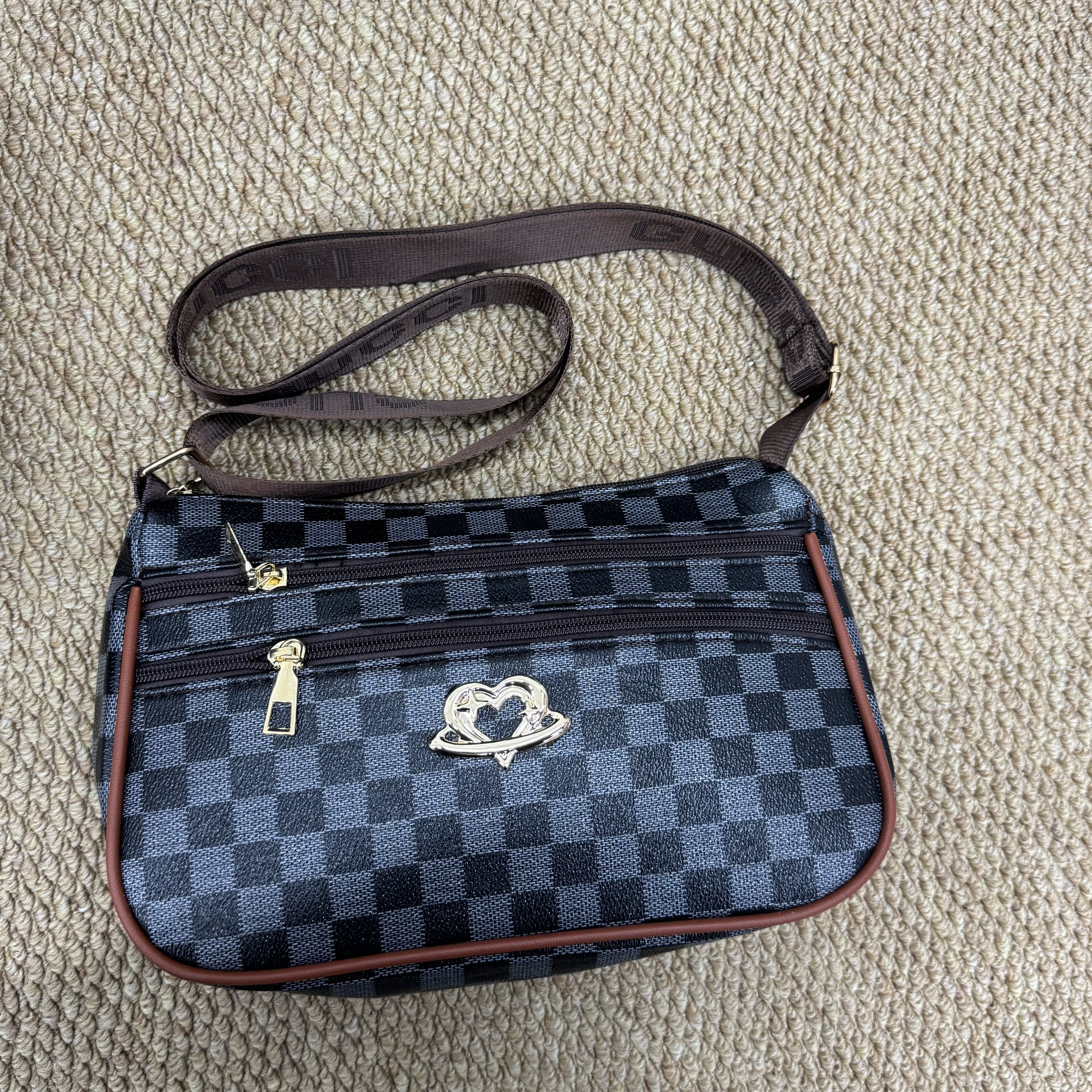 女士格纹斜挎包 多层拉链设计 心形金属扣