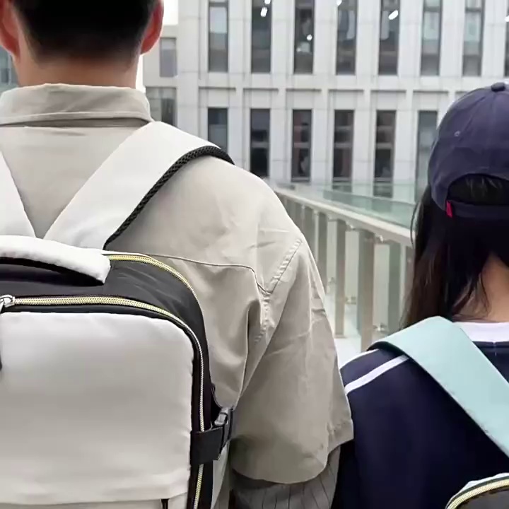 新款男士商务简约旅行电脑背包多颜色大容量时尚外出背包缩略图 1