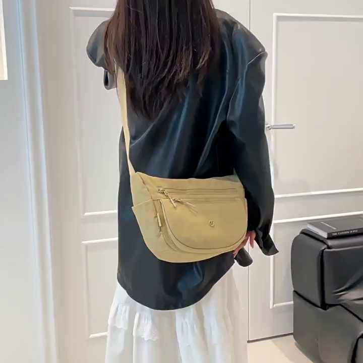 Colorful Fox休闲尼龙斜跨包女轻便多隔层大容量防泼水单肩通勤包缩略图 1