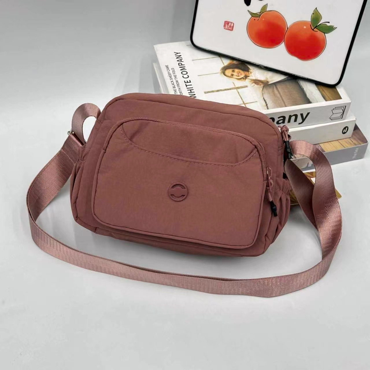 红色尼龙斜挎包 多功能口袋 便携单肩包详情图2