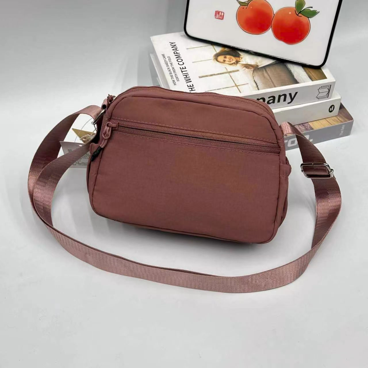 红色尼龙斜挎包 多功能口袋 便携单肩包详情图3