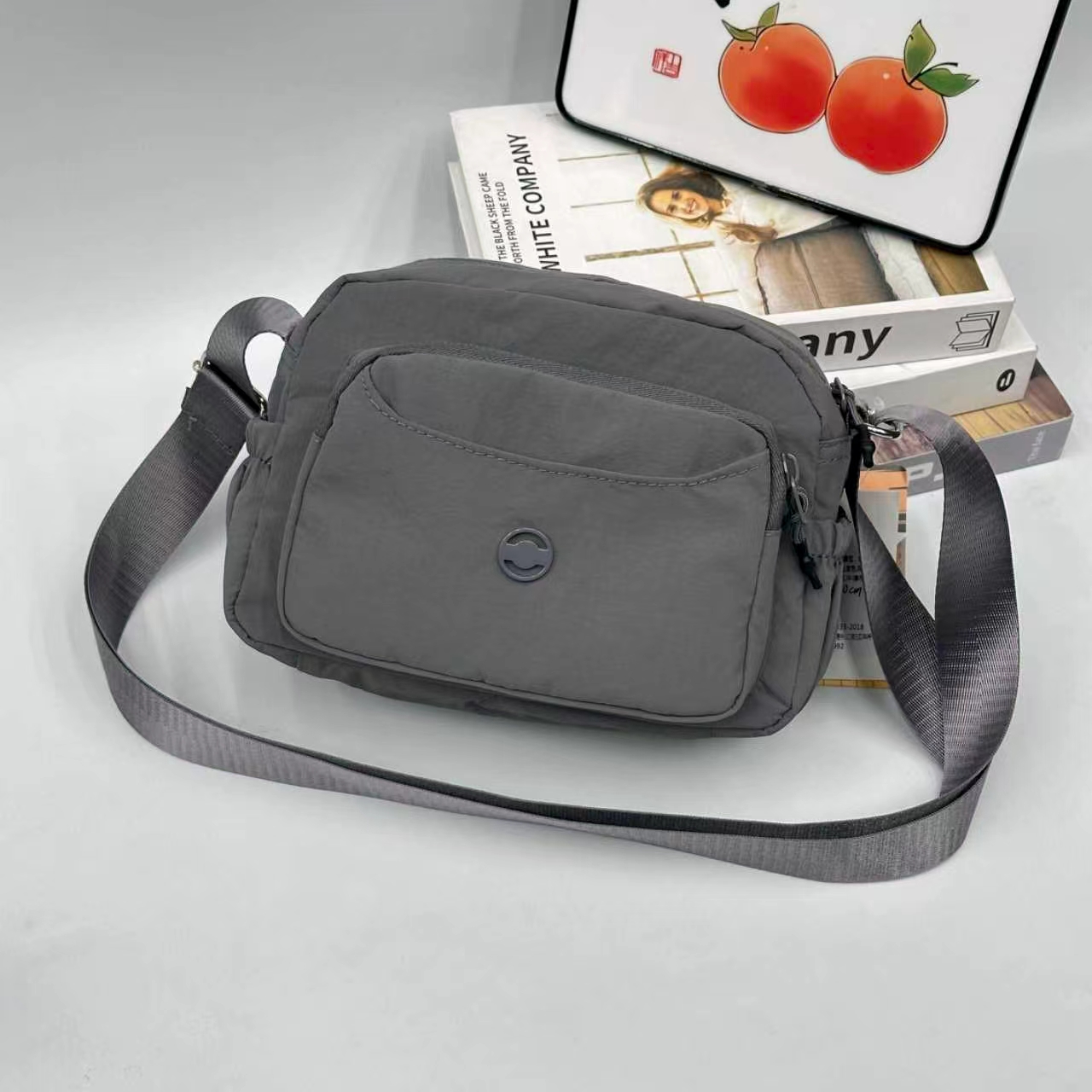 红色尼龙斜挎包 多功能口袋 便携单肩包详情图4