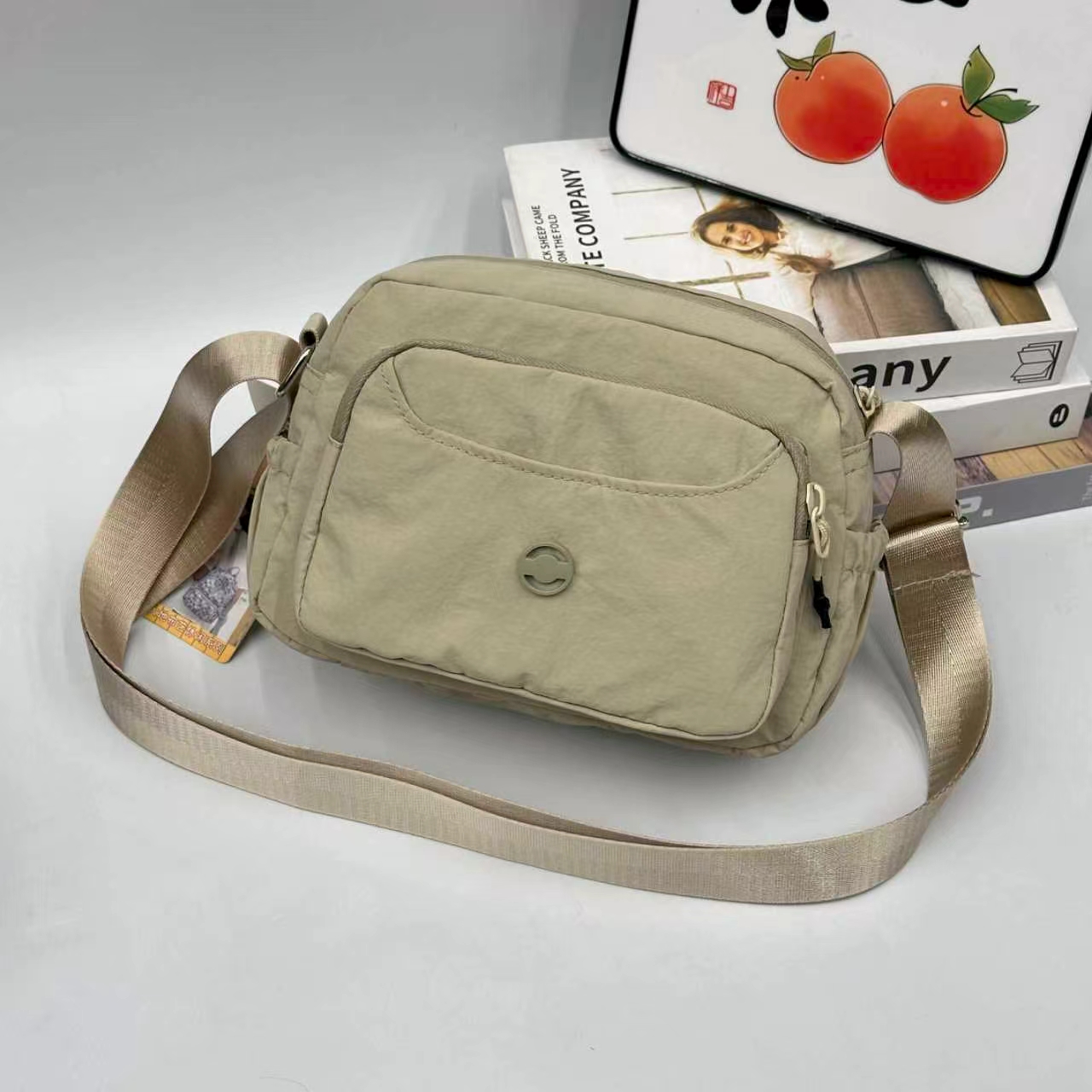 红色尼龙斜挎包 多功能口袋 便携单肩包详情图7