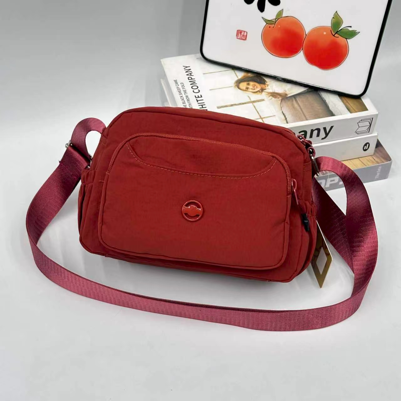 红色尼龙斜挎包 多功能口袋 便携单肩包详情图9